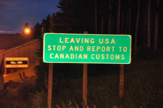 Cruzando a fronteira com o Canadá, ainda dentro do Glacier National Park, em Montana, nos Estados Unidos